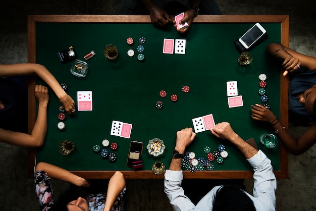 Photo aerial of people playing gamble in casino