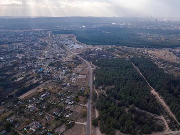 ウクライナでの火災後の破壊された家屋のドローンによる空中写真