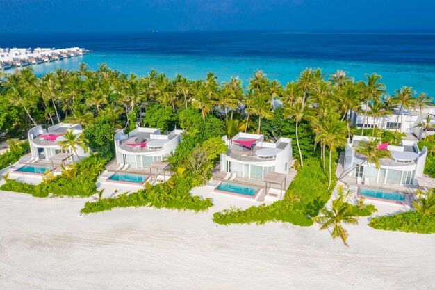 Аэрофотоснимок прекрасного рая Мальдивы, тропические пляжные виллы, бассейны с курортом на острове пальм