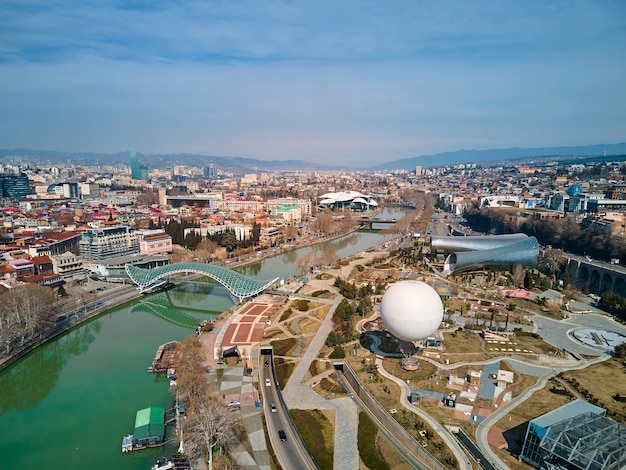 Foto aerea. paesaggio della città di tbilisi e del fiume kura