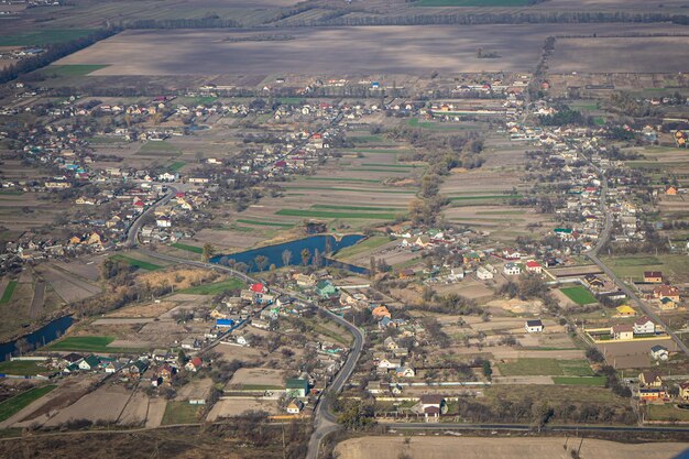 Аэрофотоснимок земной поверхности в сельской местности летом.