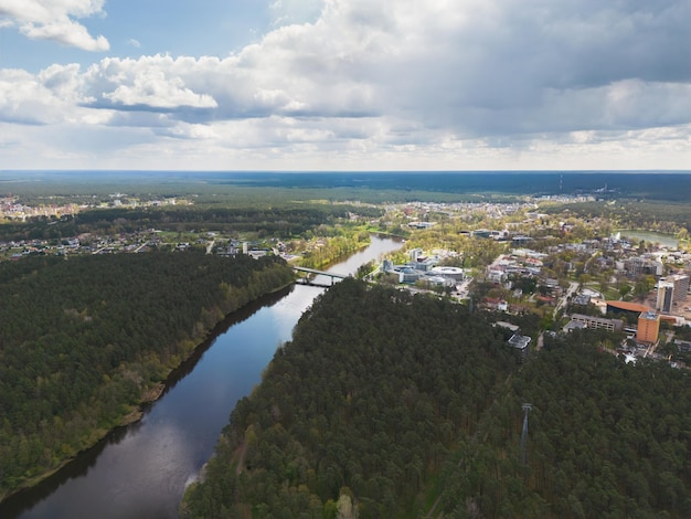 Foto foto aerea da un drone dell'area di druskininkai vicino al parco acquatico in primavera