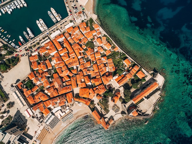 Аэрофотоснимок с дрона старый город будва черногория вид сверху вниз
