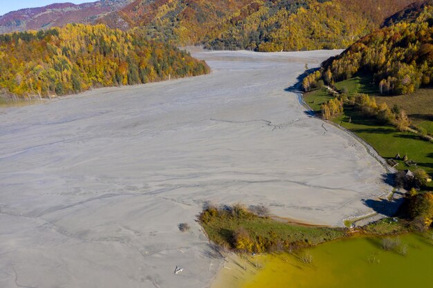 ルーマニアのゲアマナにある産業用脱水湖の航空写真 銅鉱山の残留物が環境を汚染している