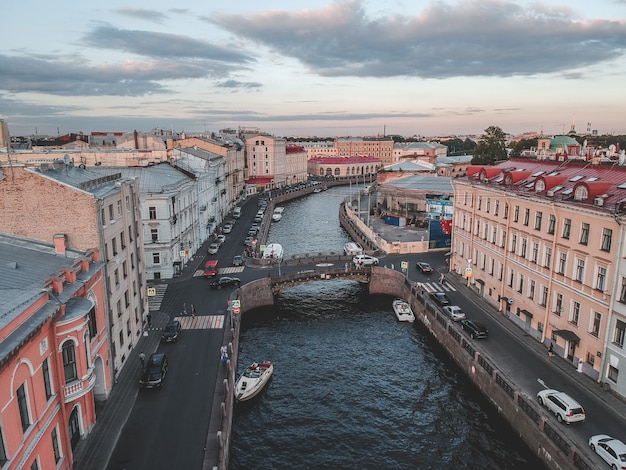 Аэрофотосъемка реки Мойки в лучах заката. Речные лодки, вид сверху. Россия, Санкт-Петербург