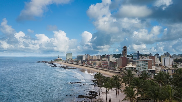 살바도르 바이아 브라질에서 바라 해변의 항공 사진.