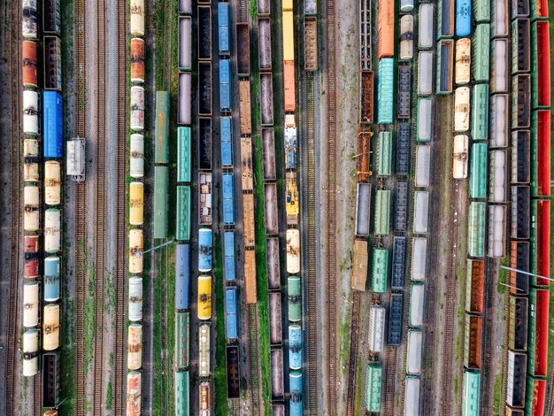 Foto foto aerea di vagoni merci su linee ferroviarie con merci sul trasporto merci della stazione ferroviaria