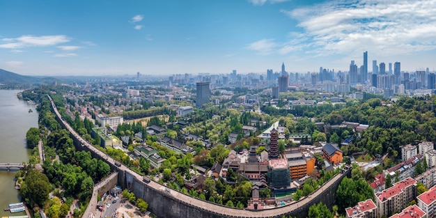 中国南京の近代建築景観のスカイラインの航空写真