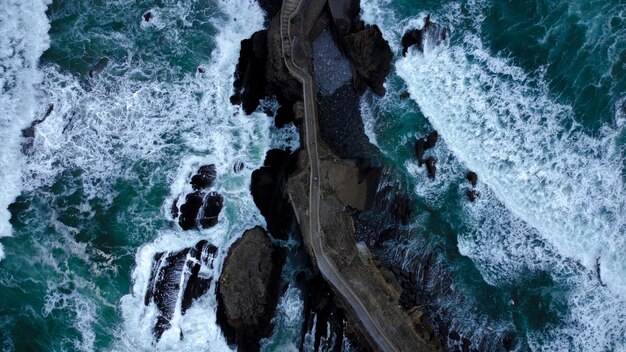 Photo aerial photo of stairs on the cliff of san juan de gaztelugatxe