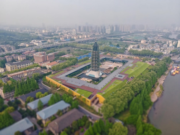 中国南京の寺院塔の航空写真