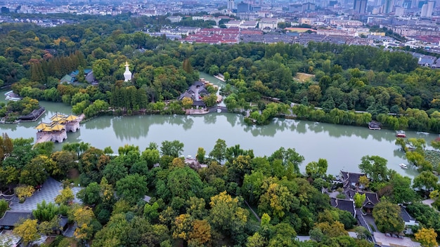 揚州の中国庭園風景の航空写真