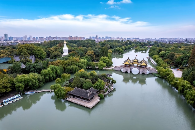 揚州の中国庭園風景の航空写真