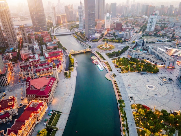 Аэрофотоснимок горизонта архитектурного пейзажа финансового центра Тяньцзиня