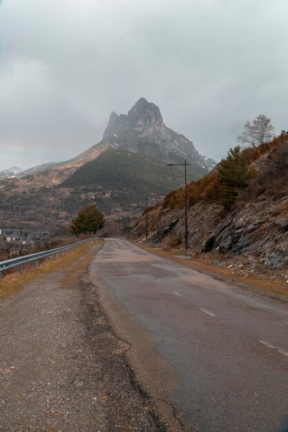 우에스카 라누자(Huesca Lanuza)의 라누자(Lanuza) 저수지 위로 회색 폭풍우가 치는 날 무인 항공기가 찍은 항공 사진