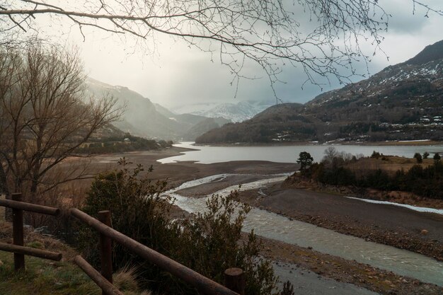 우에스카 라누자(Huesca Lanuza)의 라누자(Lanuza) 저수지 위로 회색 폭풍우가 치는 날 무인 항공기가 찍은 항공 사진