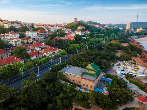 Аэрофотосъемка красивого прибрежного города Циндао