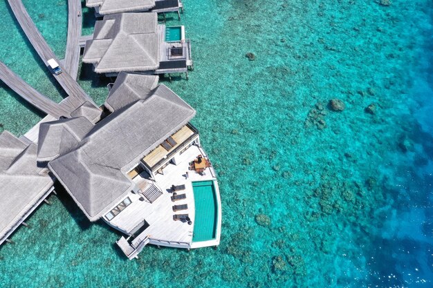 Foto fotografia aerea di una bellissima villa vicino all'acqua blu del mare