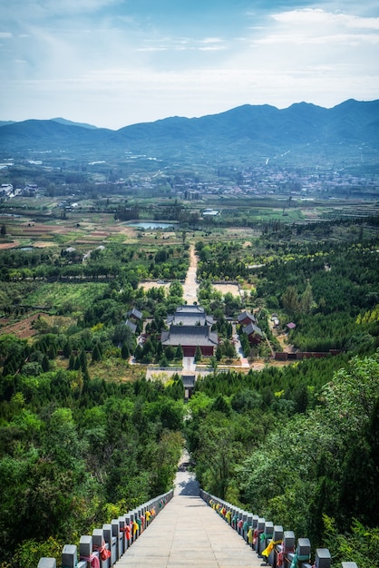 Foto fotografia aerea della grotta chaoyang, città di xintai, cina