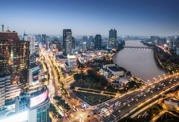 Fotografia aerea cina ningbo città moderna paesaggio vista notturna