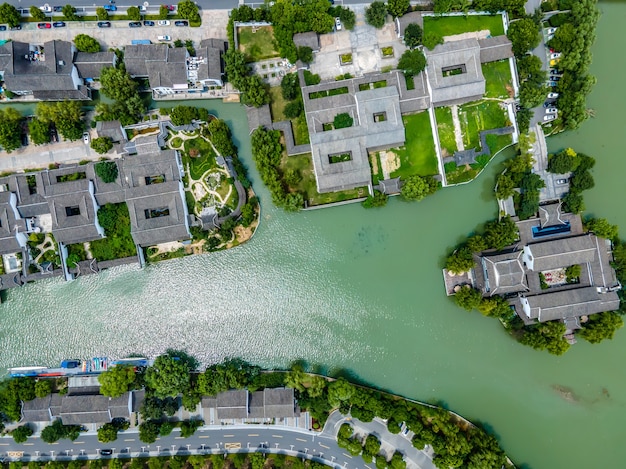 蘇州運河のXietangオールドストリートの中国庭園の風景の航空写真