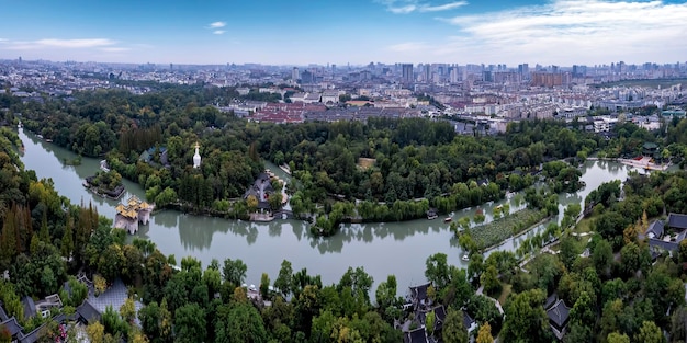 揚州の細い西湖の中国庭園風景の航空写真