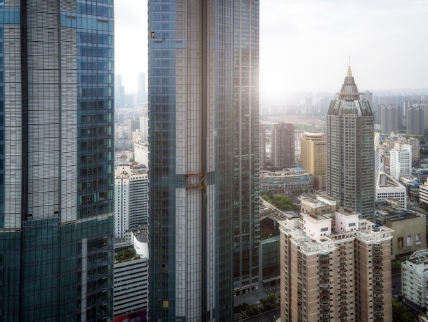 中国の近代的な都市建築景観のスカイラインの航空写真