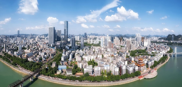 Аэрофотосъемка крупным планом пейзажа города Лючжоу в Китае