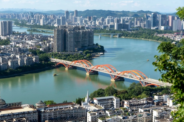 Аэрофотосъемка города Гуанси Лючжоу современная архитектура пейзаж горизонт