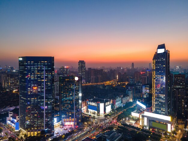 広州の都市建築の夜景の航空写真