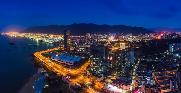 Fotografia aerea della vista notturna della città di lianyungang