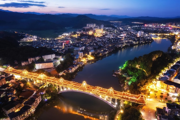 Fotografia aerea della contea di liuzhou sanjiang di notte di grande formato