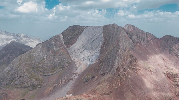 스페인 아라곤의 피레네 산맥 지옥 정상을 드론으로 찍은 항공 사진,