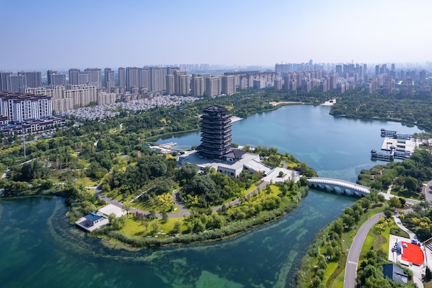 Аэрофотосъемка современного городского архитектурного ландшафта в Цзы.