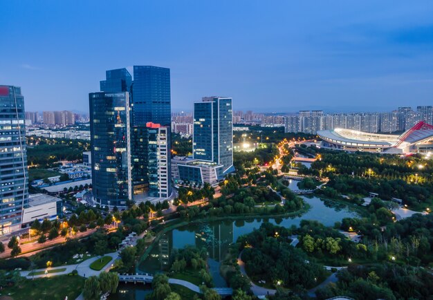 中国淄博市の近代的な都市建築景観の航空写真