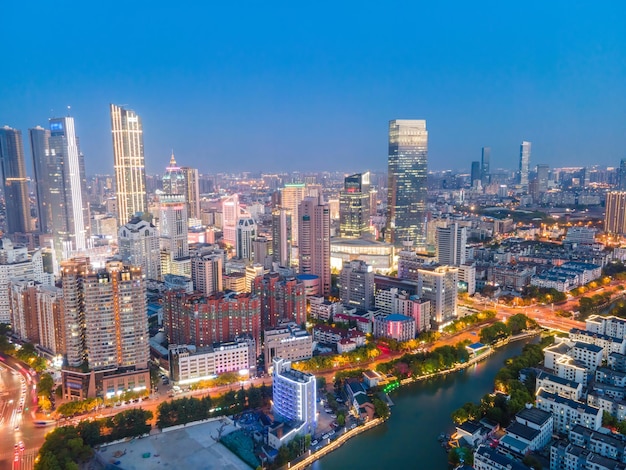 Fotografia aerea della vista notturna e dello skyline del paesaggio architettonico delle moderne città cinesi