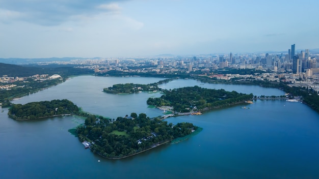 Фото Аэрофотосъемка горизонта городской архитектуры озера сюаньу нанкин