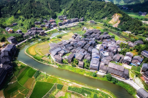 Bazhai Chengyang Liuzhou에 있는 고대 동 인민 가옥의 목가적인 풍경의 항공 사진