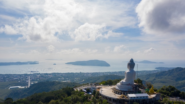 Аэрофотосъемка Большой Будда Пхукета Большой Будда Пхукета - одна из самых важных и почитаемых достопримечательностей острова Пхукет.