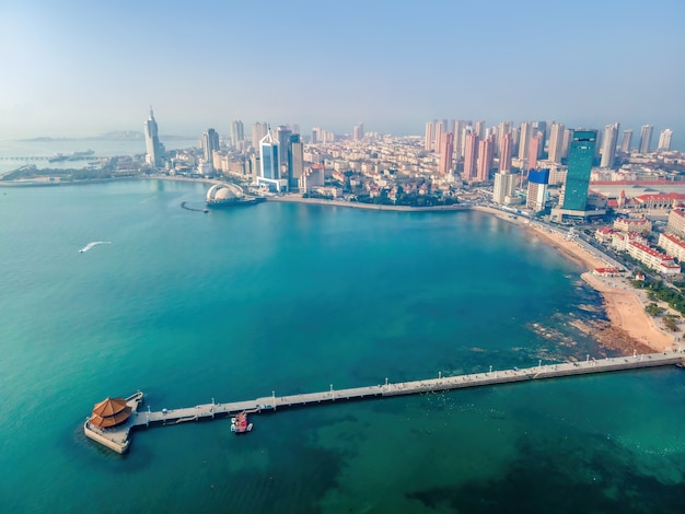 Panorama dell'orizzonte del paesaggio di architettura della città della baia di qingdao di fotografia aerea