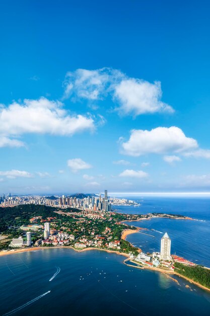 青島市の海岸線の建築風景の航空写真