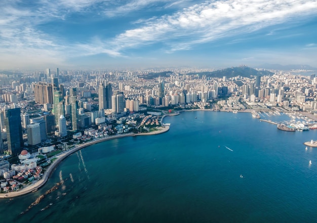 Orizzonte degli edifici della città della costa di qingdao di fotografia aerea