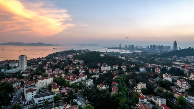 Аэрофотосъемка зеленой экологической береговой линии Циндао панорама городского пейзажа