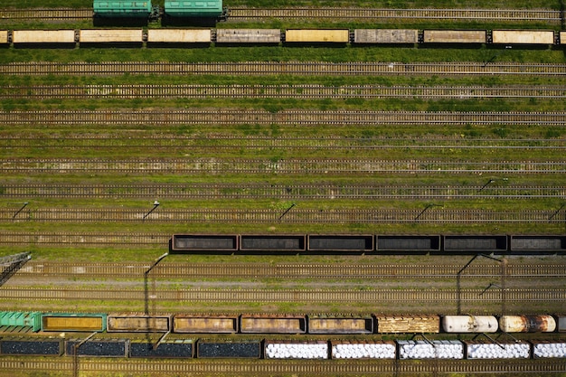 Fotografia aerea di binari ferroviari e automobili.