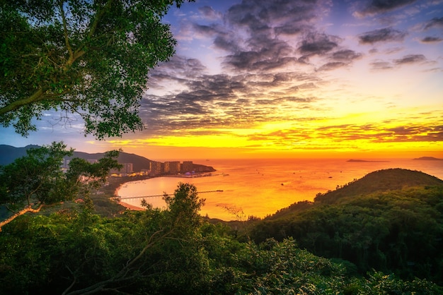 三亜湾の風景と夕日の航空写真