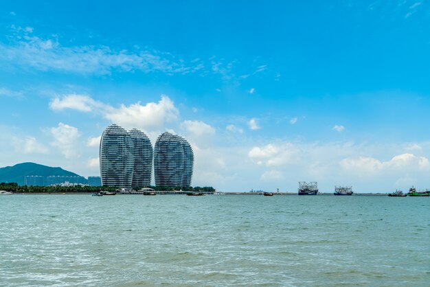 Fotografia aerea del paesaggio dell'isola di sanya e dell'architettura moderna