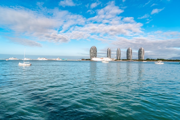 三亜島の風景と近代建築の航空写真