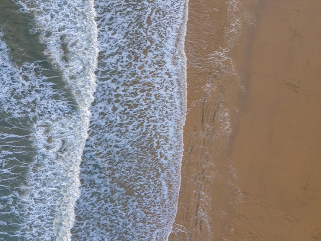海のビーチと波の航空写真