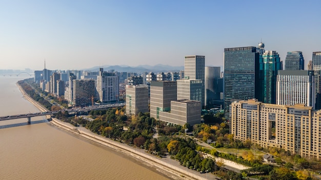 中国、杭州の近代的な都市建築景観のスカイラインの航空写真