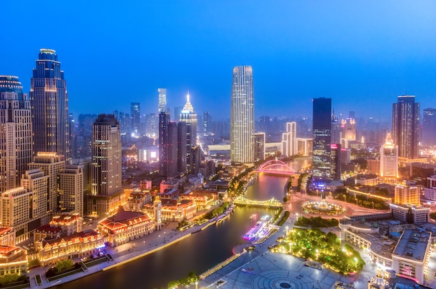 天津の都市建築景観のスカイラインの夜景の航空写真