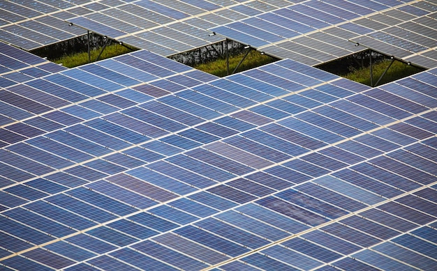 晴天時の屋外の太陽光発電パネルの航空写真